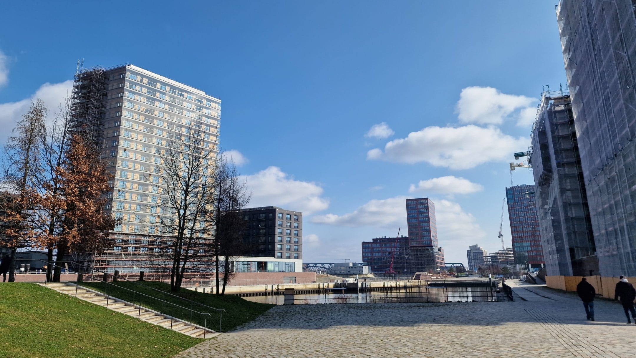 Pre-opening picture of EDGE HafenCity that shows the beauty of the building before the office are filled up