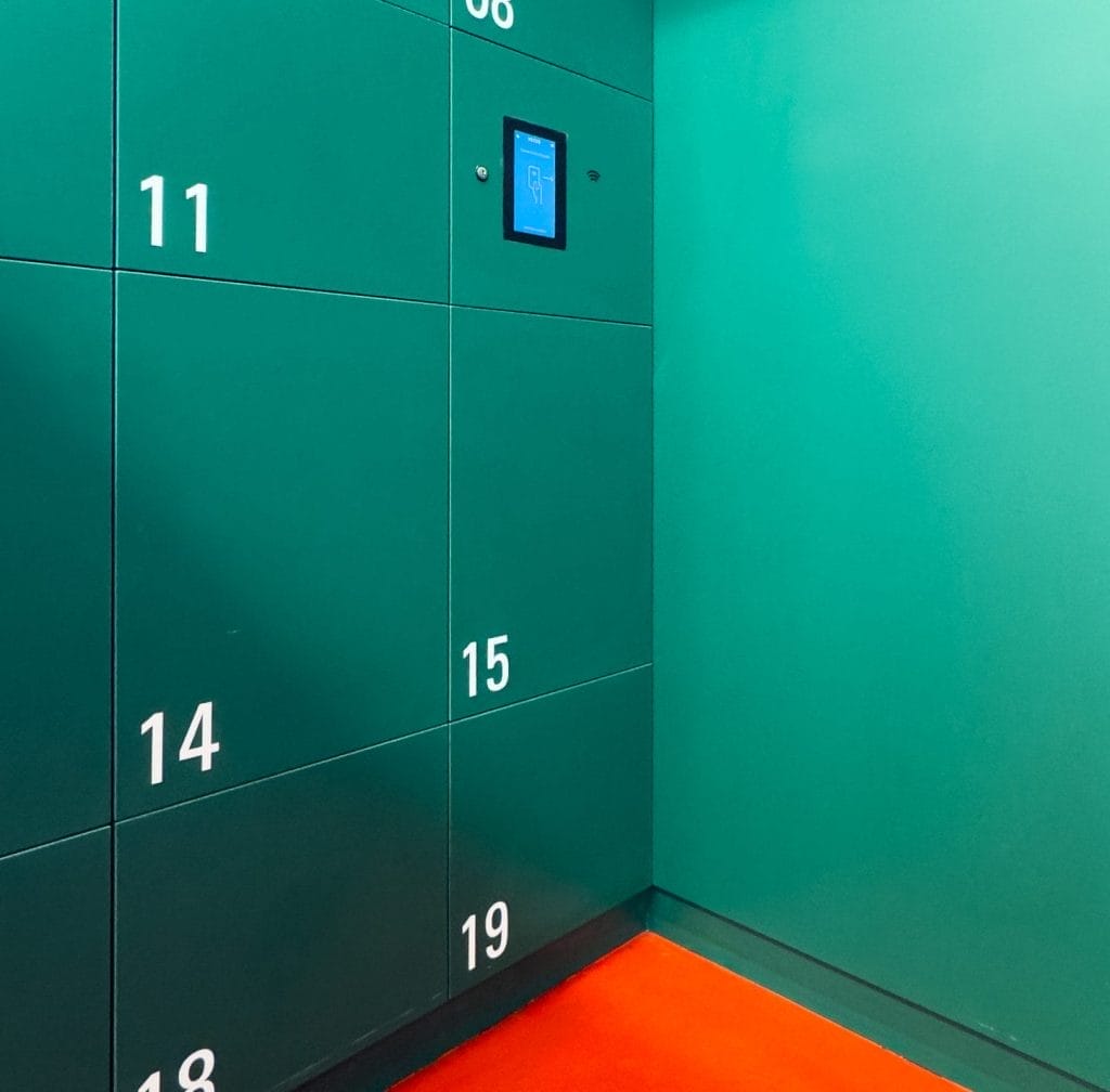 Modern Lockers to keep your belongings safe, while you focus on your work.